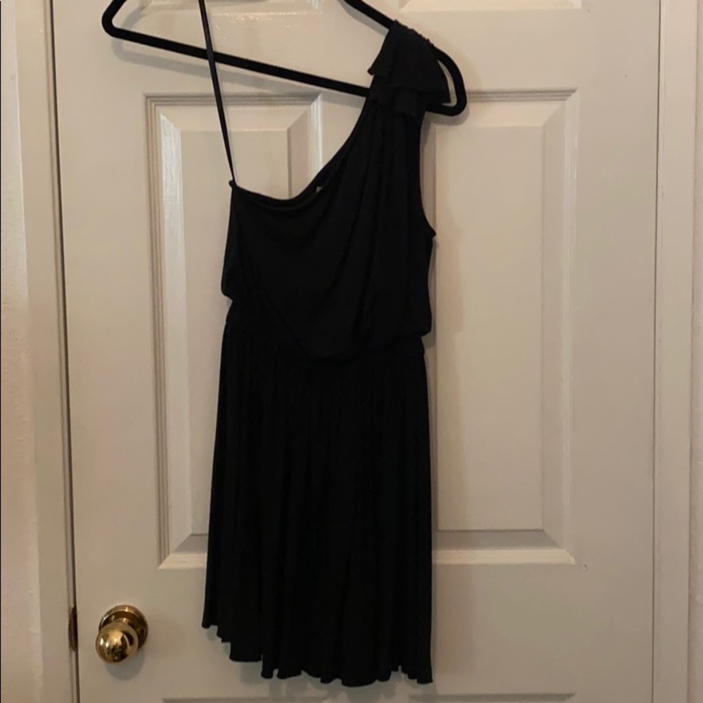 Black ones should sided dress.